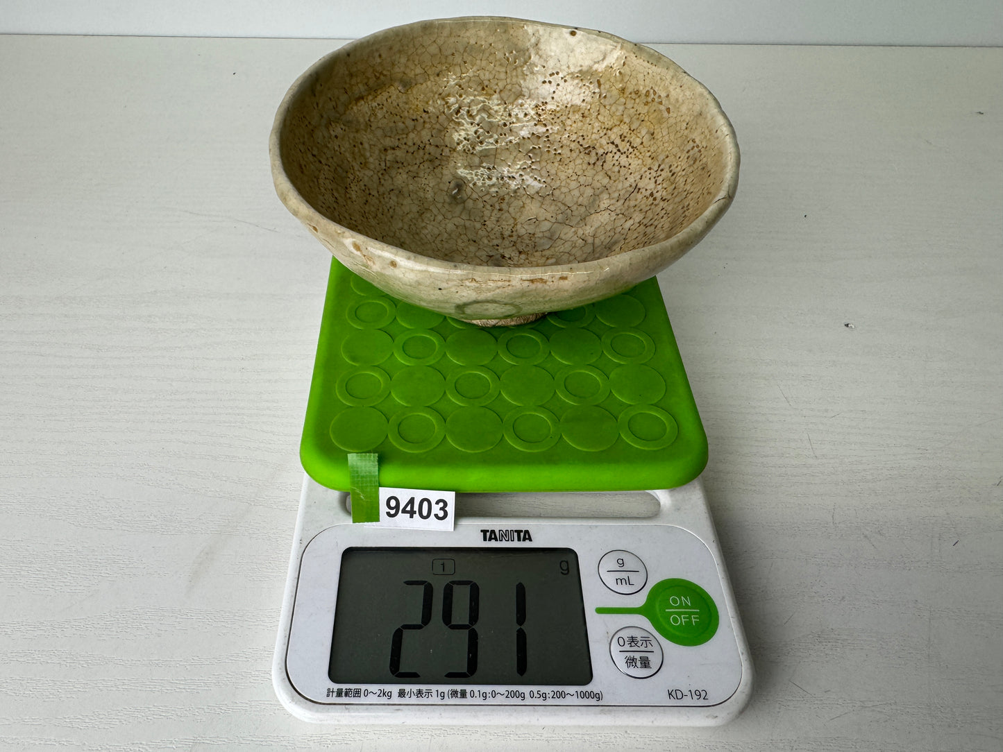 Y9403 CHAWAN Mino-ware flat bowl signed Japan antique tea ceremony pottery cup