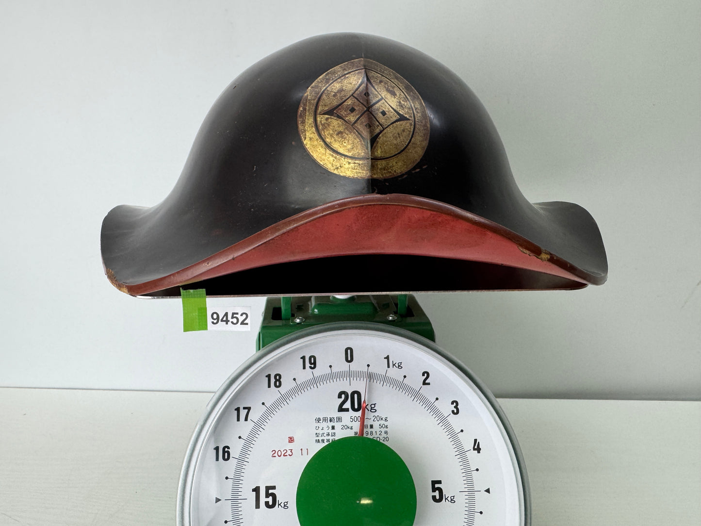 Y9452 JINGASA Black lacquer family crest Japan antique samurai hat yoroi helmet