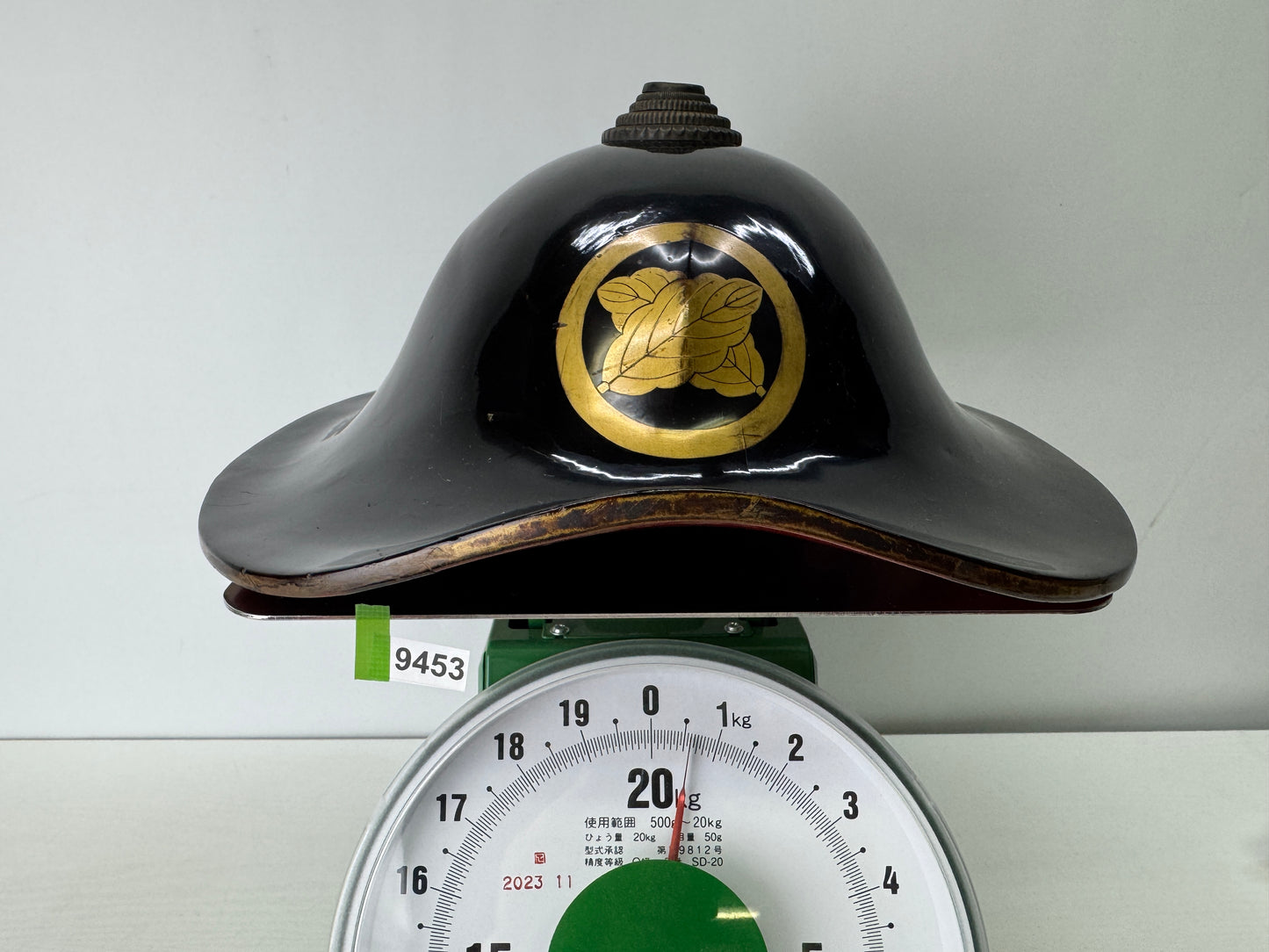 Y9453 JINGASA Black lacquer family crest Japan antique samurai hat yoroi helmet