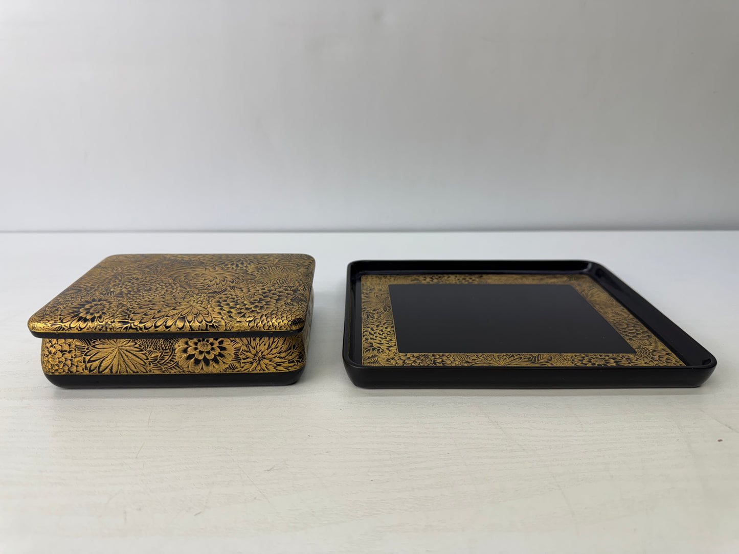 Y9457 BOX Gold-inlaid Makie small case signed Wajima lacquerware Japan antique