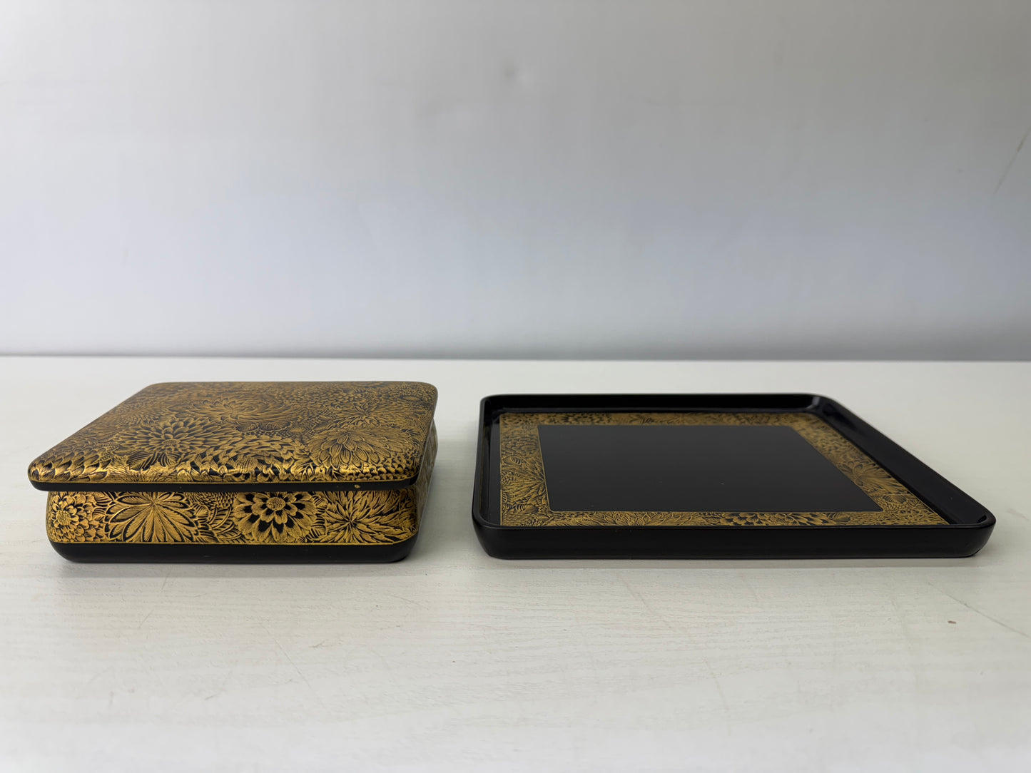 Y9457 BOX Gold-inlaid Makie small case signed Wajima lacquerware Japan antique