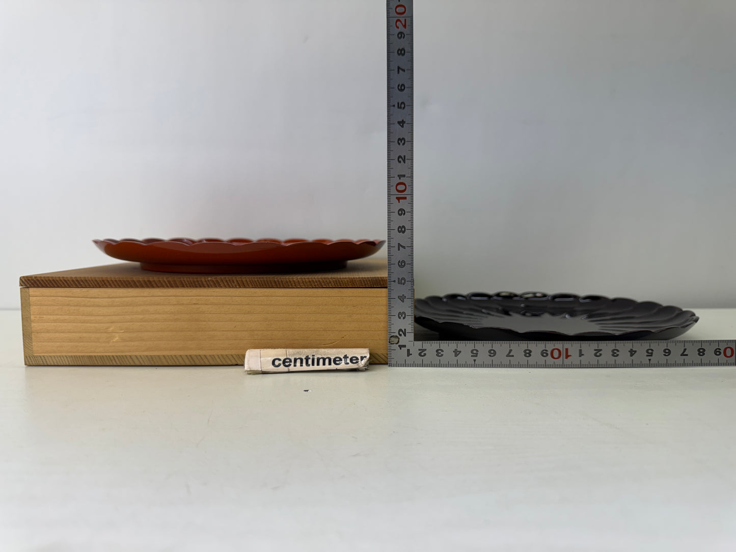 Y9458 DISH Chrysanthemum red black plate set signed box Makie Japan antique