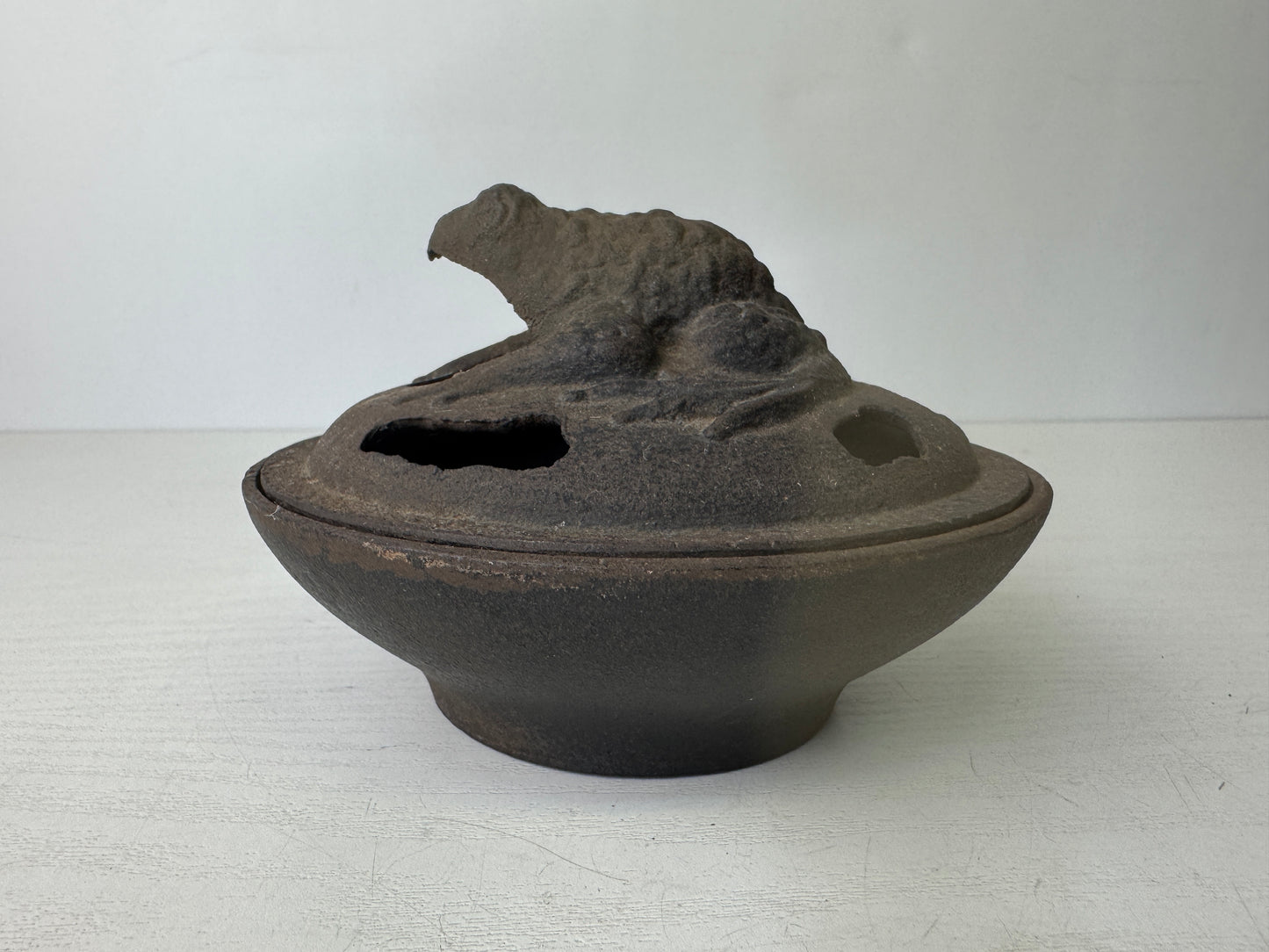 Y9486 ASHTRAY Frog signed Nambu Ironware Japan antique collectible cigarette