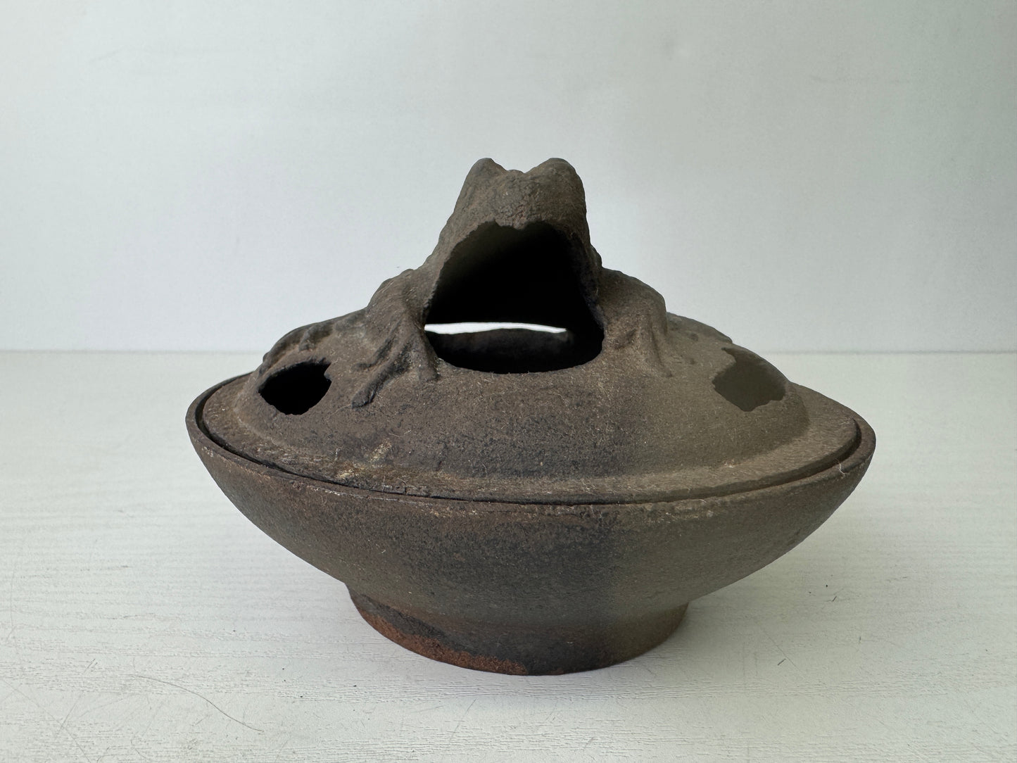 Y9486 ASHTRAY Frog signed Nambu Ironware Japan antique collectible cigarette
