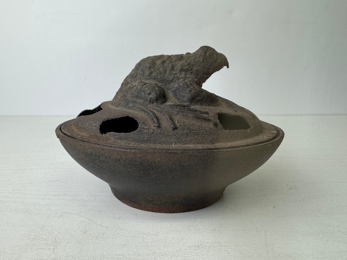 Y9486 ASHTRAY Frog signed Nambu Ironware Japan antique collectible cigarette