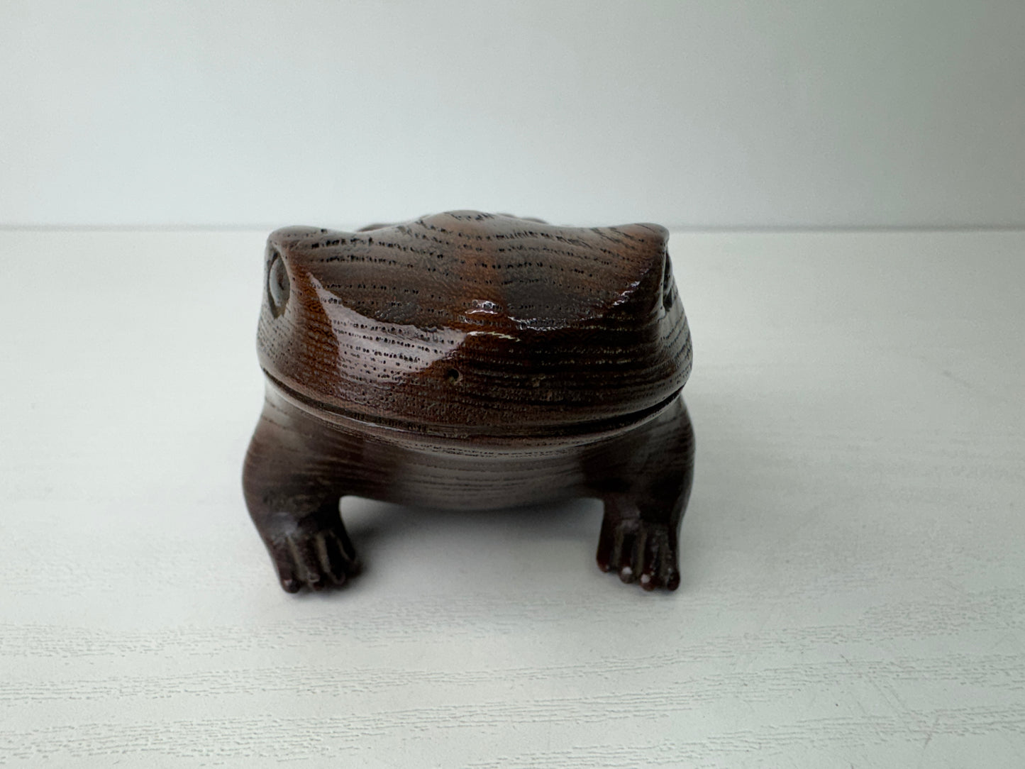 Y9557 OKIMONO Zelkova wood carving Frog figure figurine signed Japan antique