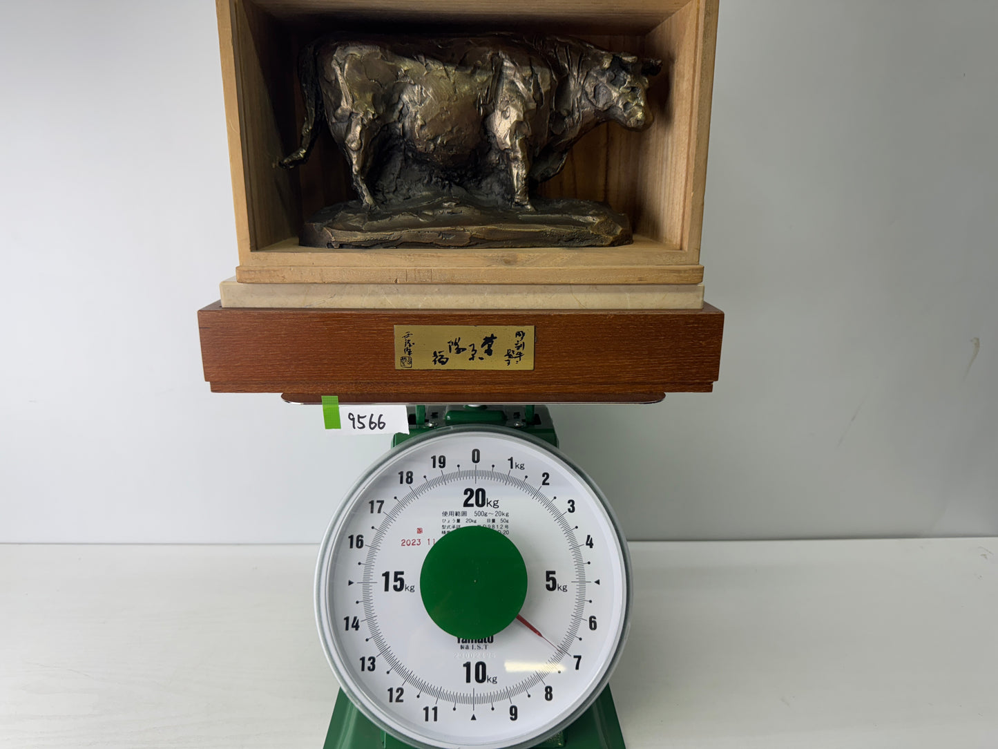 Y9566 OKIMONO Bronze Cow figurine signed box marble base Japan antique interior