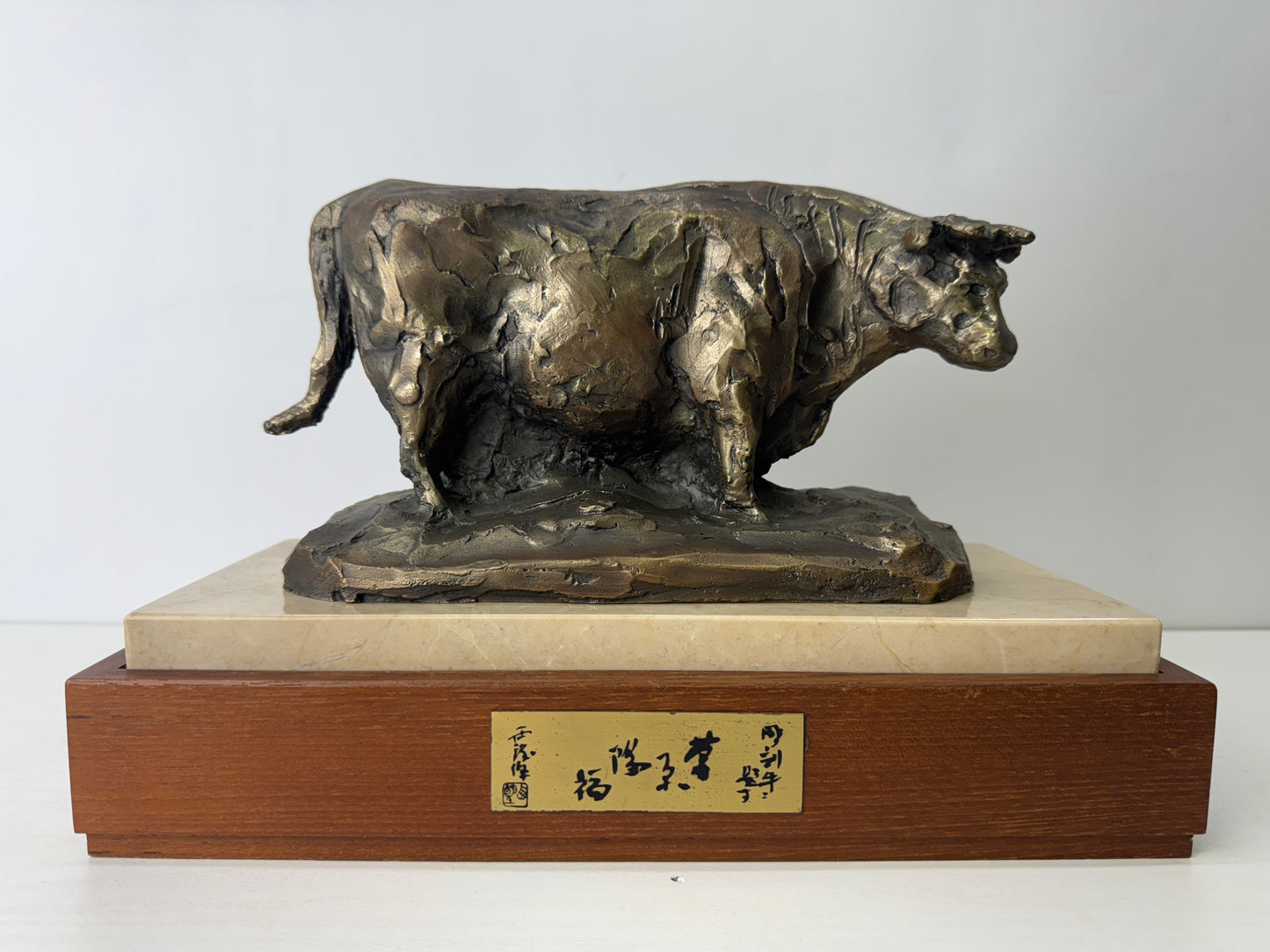 Y9566 OKIMONO Bronze Cow figurine signed box marble base Japan antique interior
