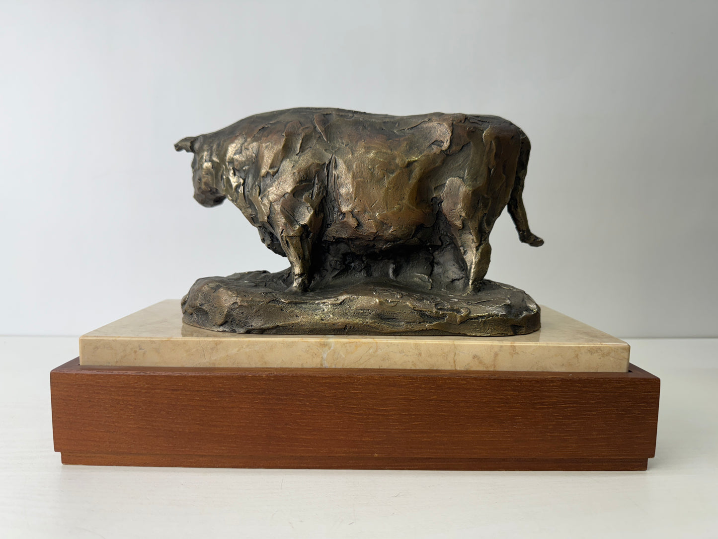 Y9566 OKIMONO Bronze Cow figurine signed box marble base Japan antique interior