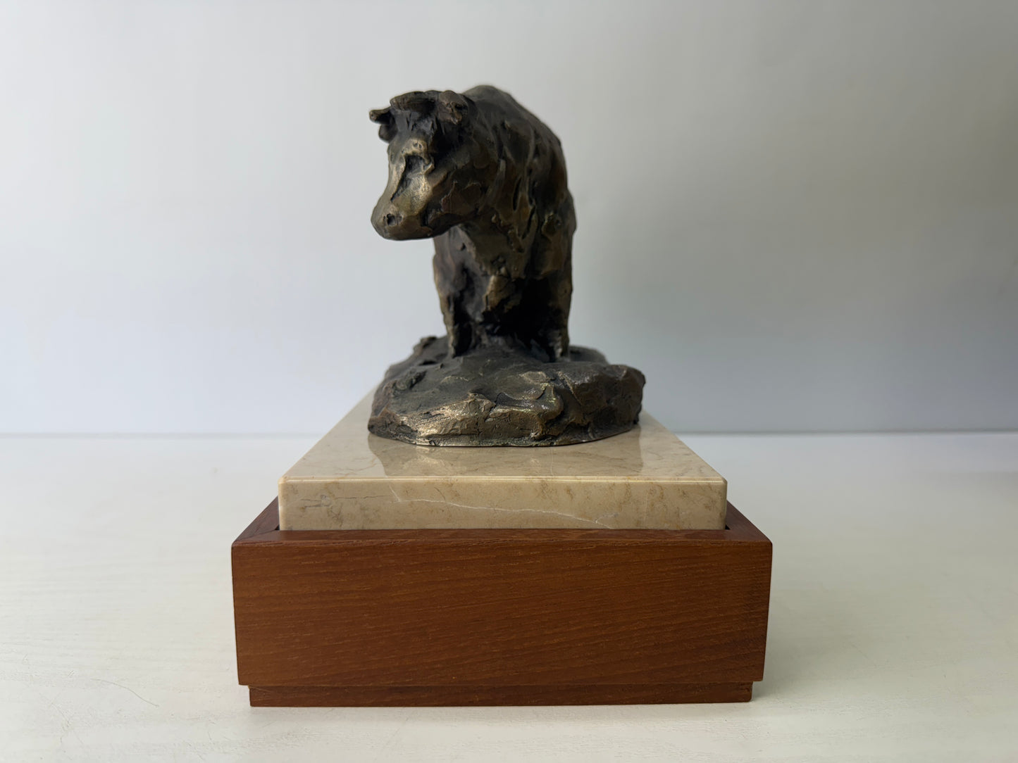 Y9566 OKIMONO Bronze Cow figurine signed box marble base Japan antique interior