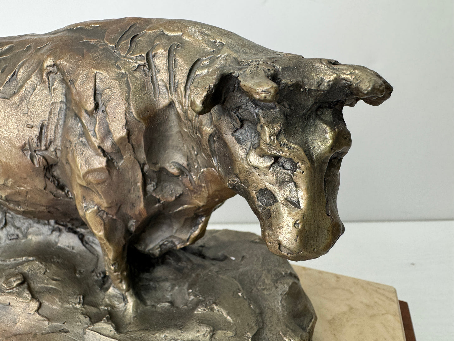 Y9566 OKIMONO Bronze Cow figurine signed box marble base Japan antique interior