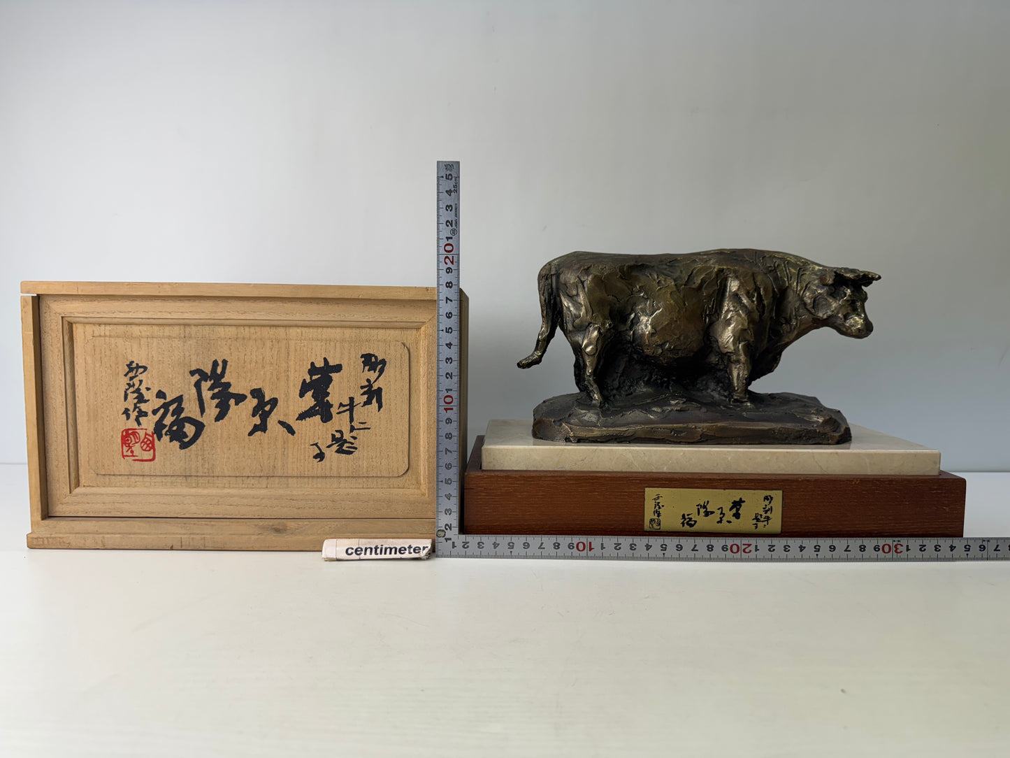 Y9566 OKIMONO Bronze Cow figurine signed box marble base Japan antique interior