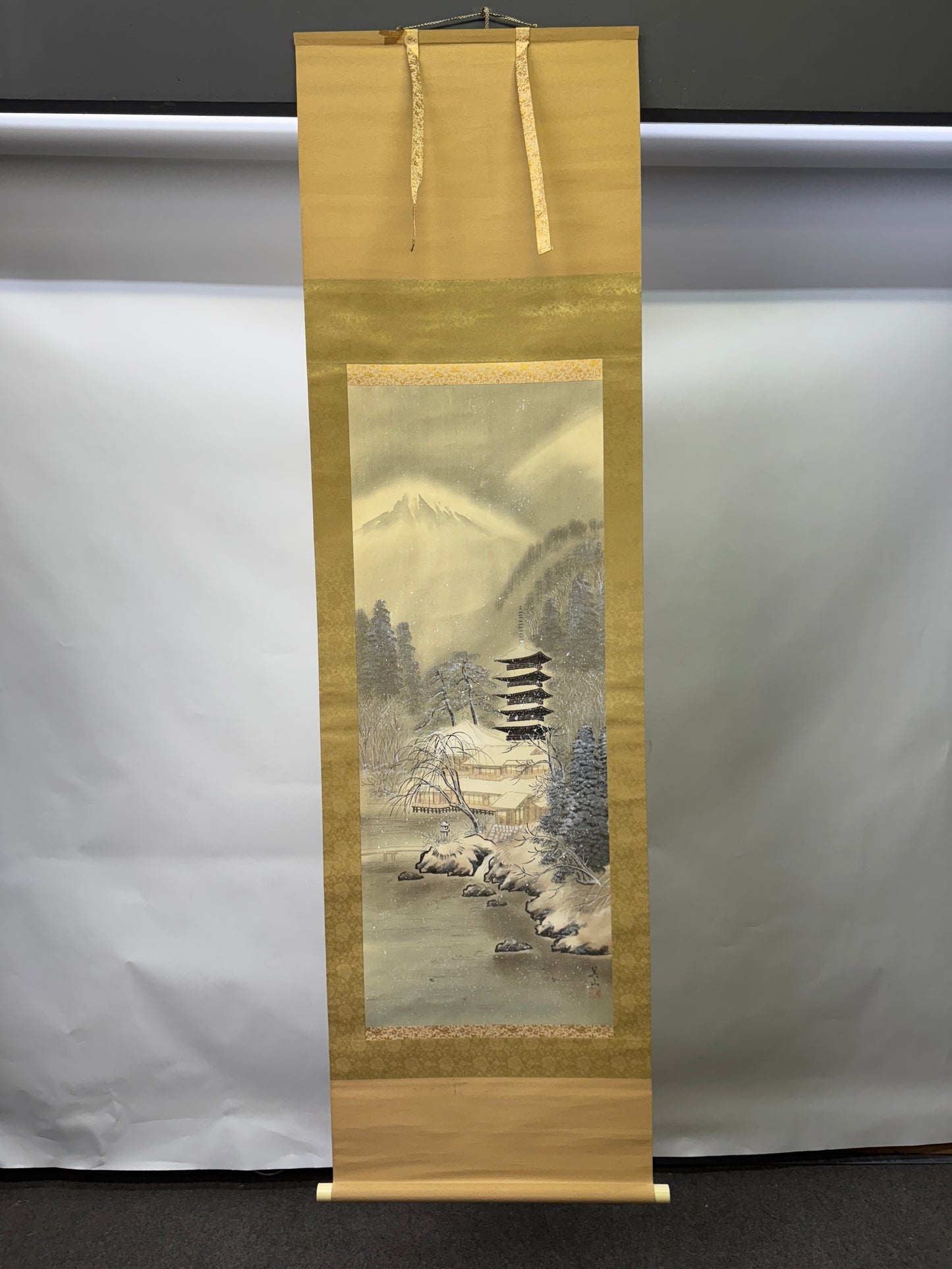 Y9589 KAKEJIKU Snow scene 5-storied Pagoda signed Japan antique hanging scroll
