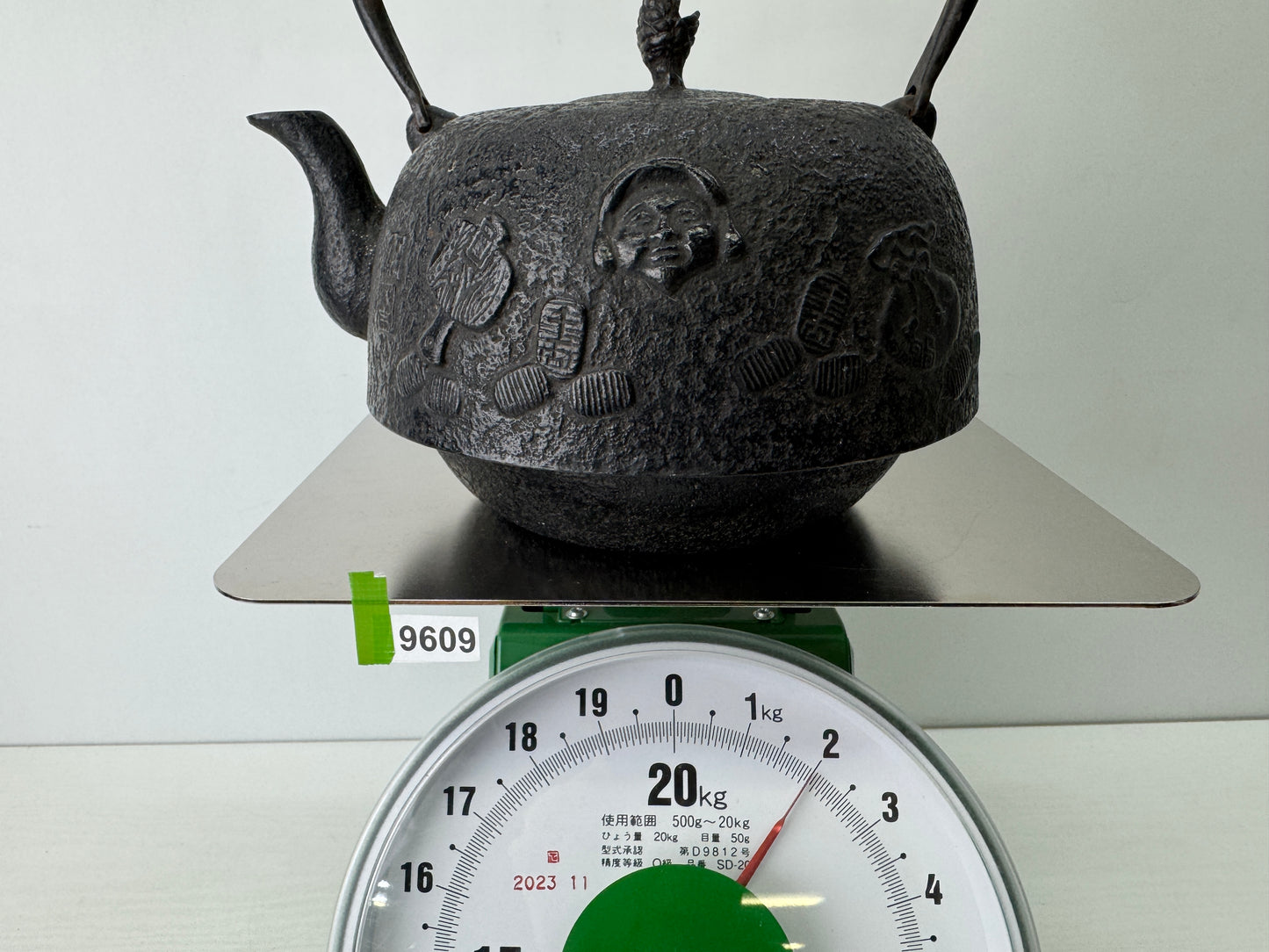 Y9609 TETSUBIN Iron kettle Treasure pattern signed Japan antique teapot tea pot