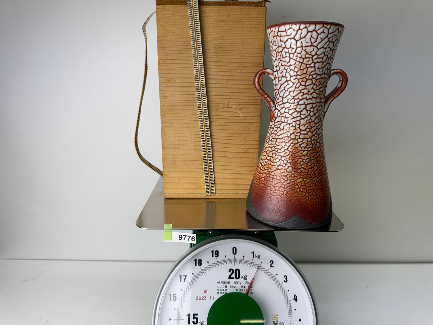 Y9776 FLOWER VASE Shino-ware handle signed box Japan antique ikebana floral