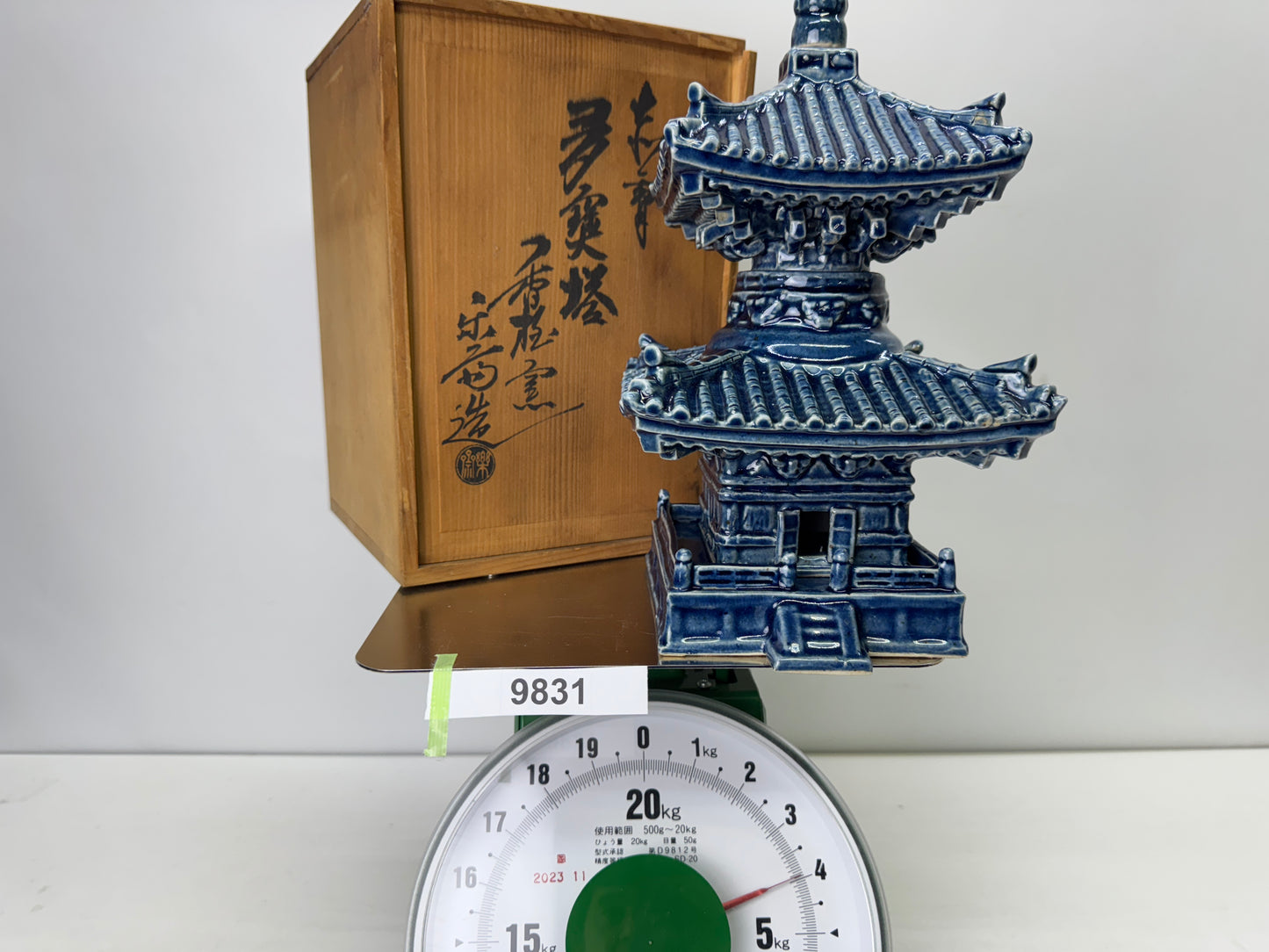 Y9831 OKIMONO Akahata-ware Tahoto Many-Jeweled Pagoda signed box Japan antique