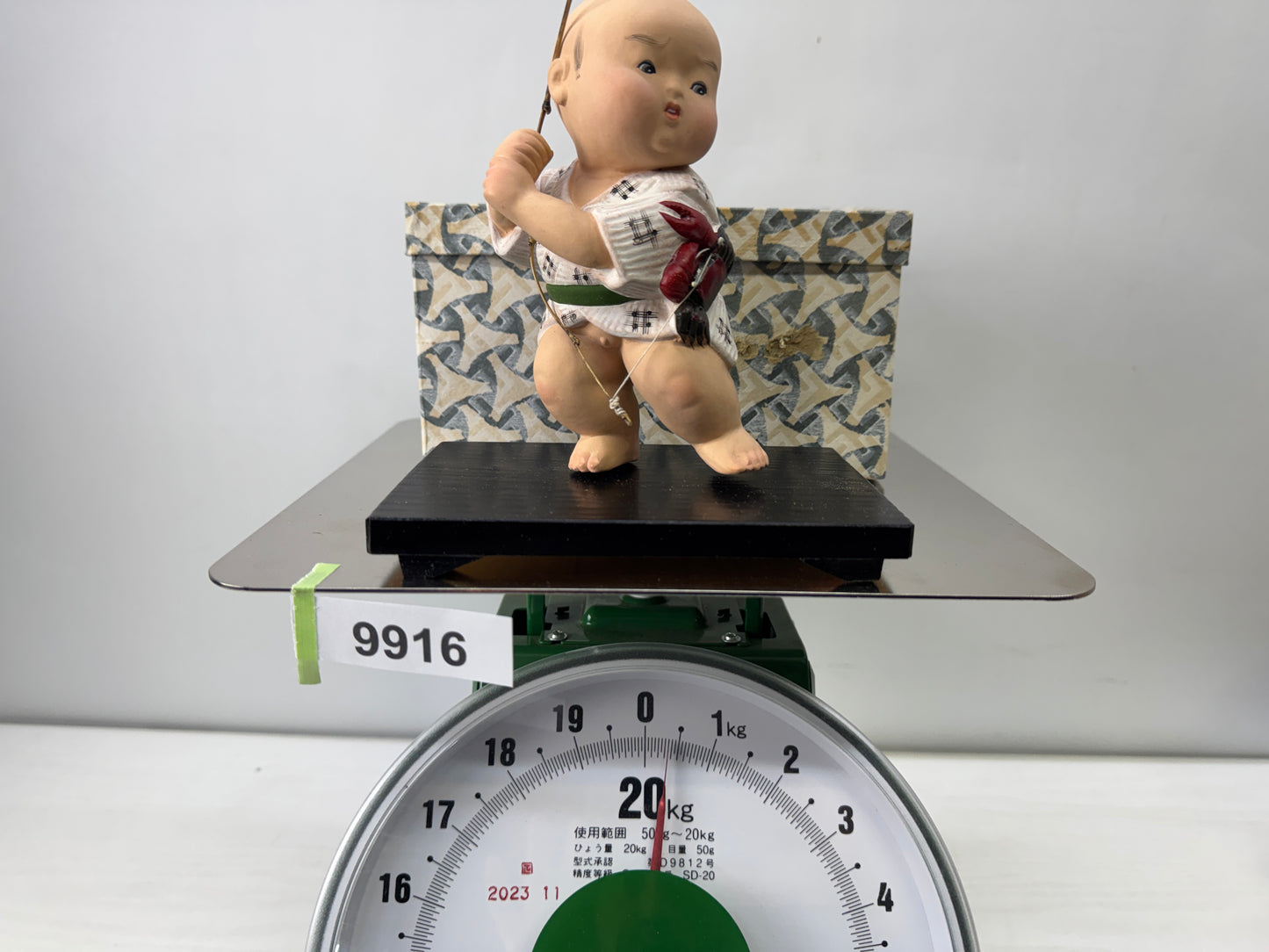 Y9916 NINGYO Hakata doll Crab fishing child Showa retro Japan vintage figurine