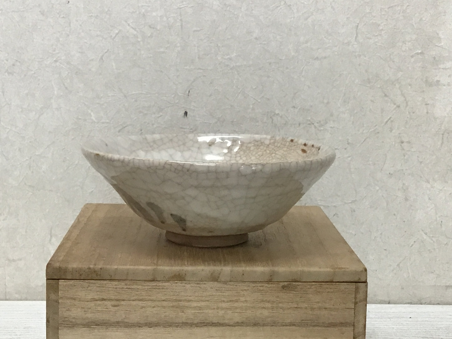 Y2822 CHAWAN Shino-ware flat signed box Japan tea ceremony bowl antique vintage