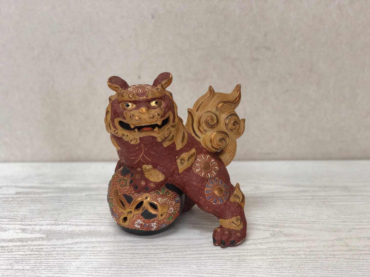 Y2908 OKIMONO kutani-ware Lion Ball signed Japan antique statue figure figurine