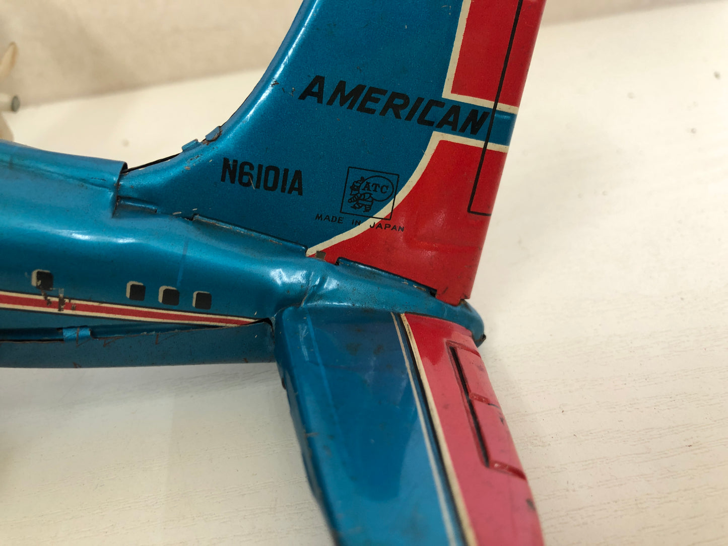 Y4136 TIN TOY Airplane DC-7C plane American Airlines box Japan antique vintage
