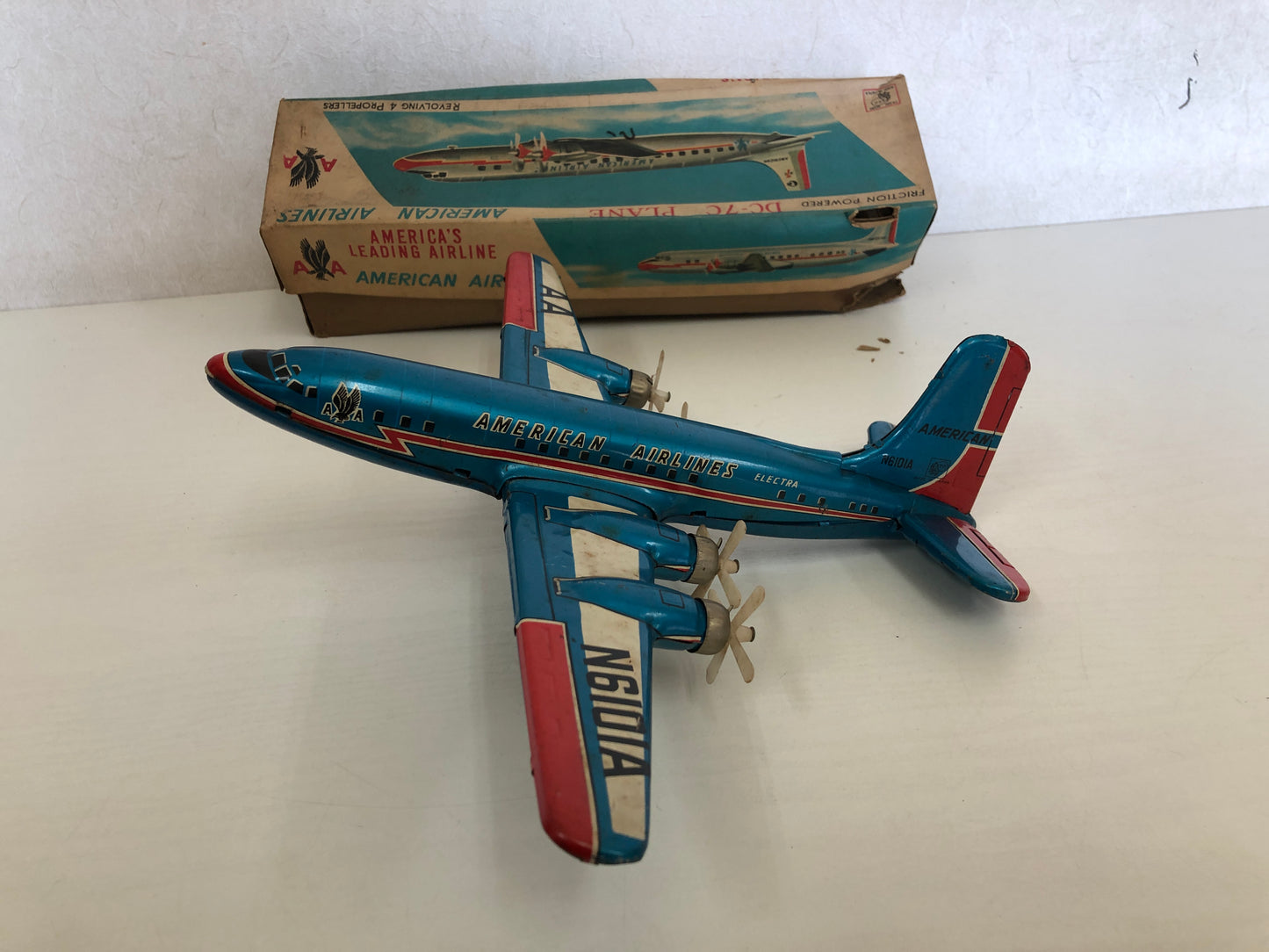 Y4136 TIN TOY Airplane DC-7C plane American Airlines box Japan antique vintage
