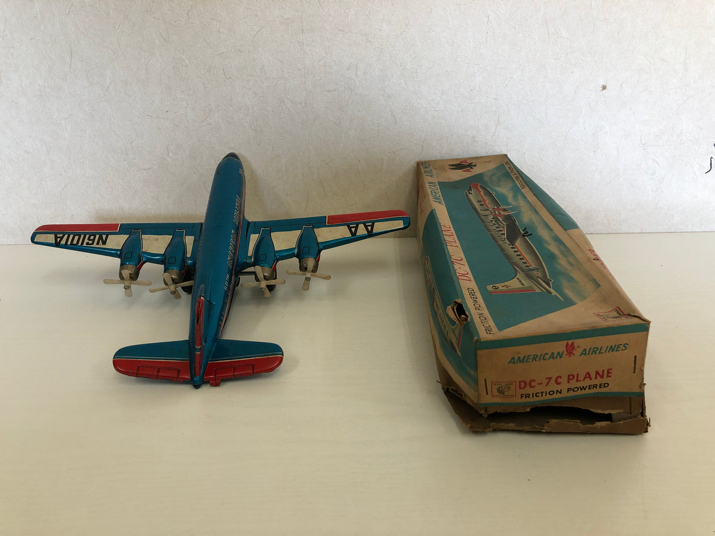 Y4136 TIN TOY Airplane DC-7C plane American Airlines box Japan antique vintage
