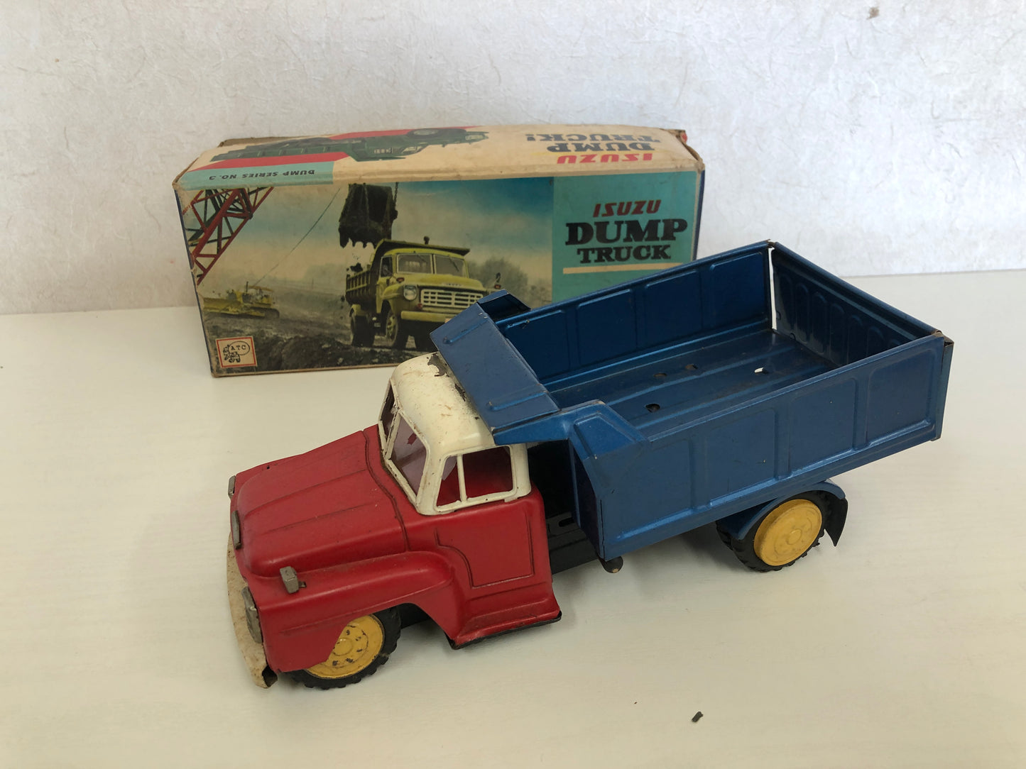 Y4137 TIN TOY Isuzu Dump Truck vehicle dumper trailer box Japan antique vintage
