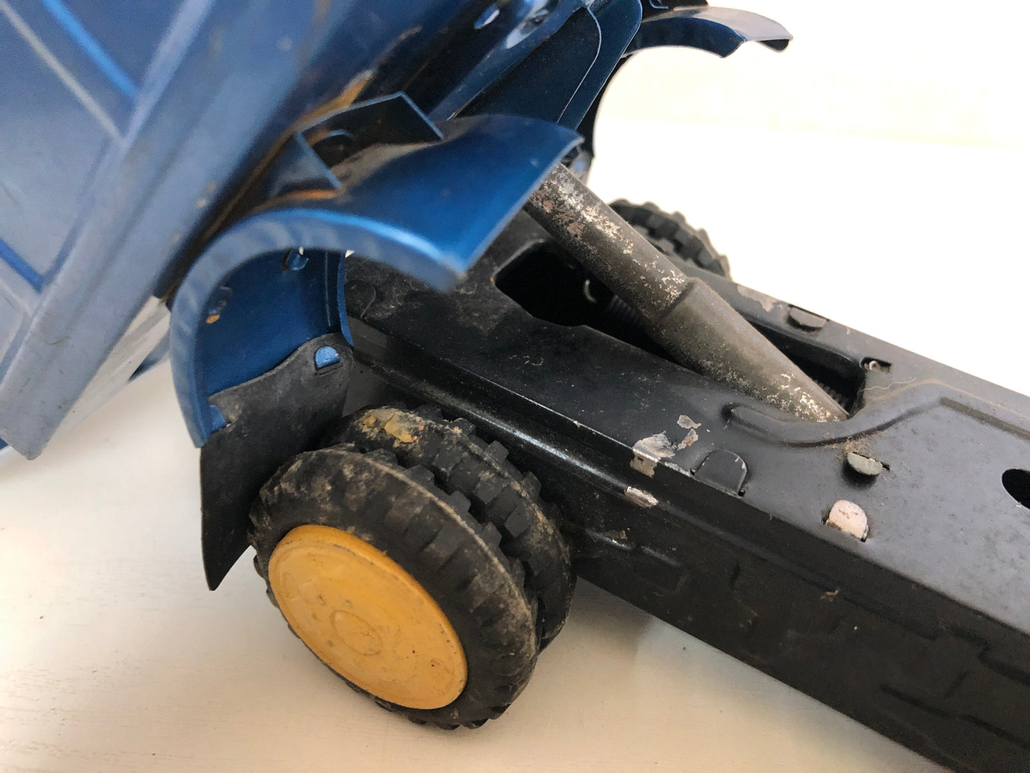 Y4137 TIN TOY Isuzu Dump Truck vehicle dumper trailer box Japan antique vintage