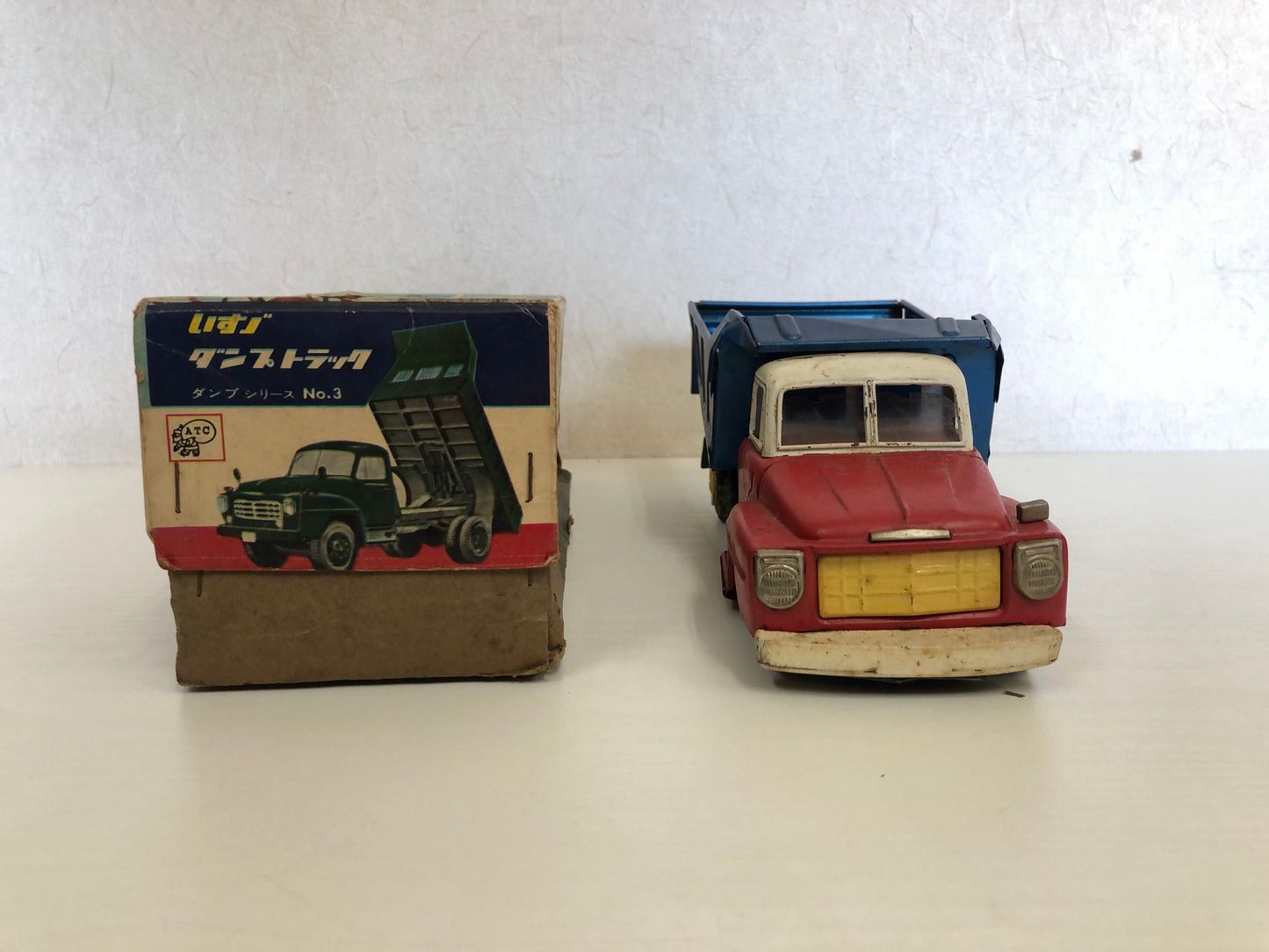 Y4137 TIN TOY Isuzu Dump Truck vehicle dumper trailer box Japan antique vintage
