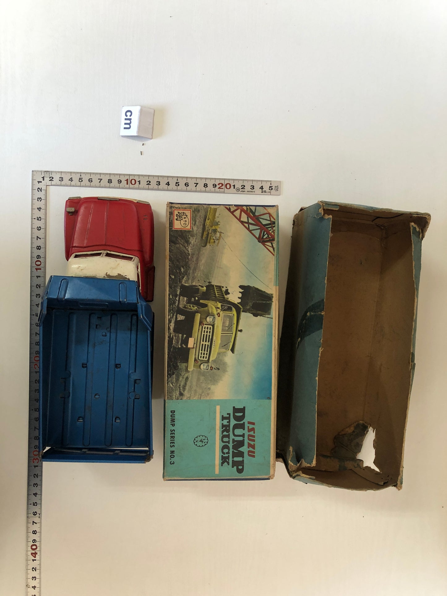 Y4137 TIN TOY Isuzu Dump Truck vehicle dumper trailer box Japan antique vintage