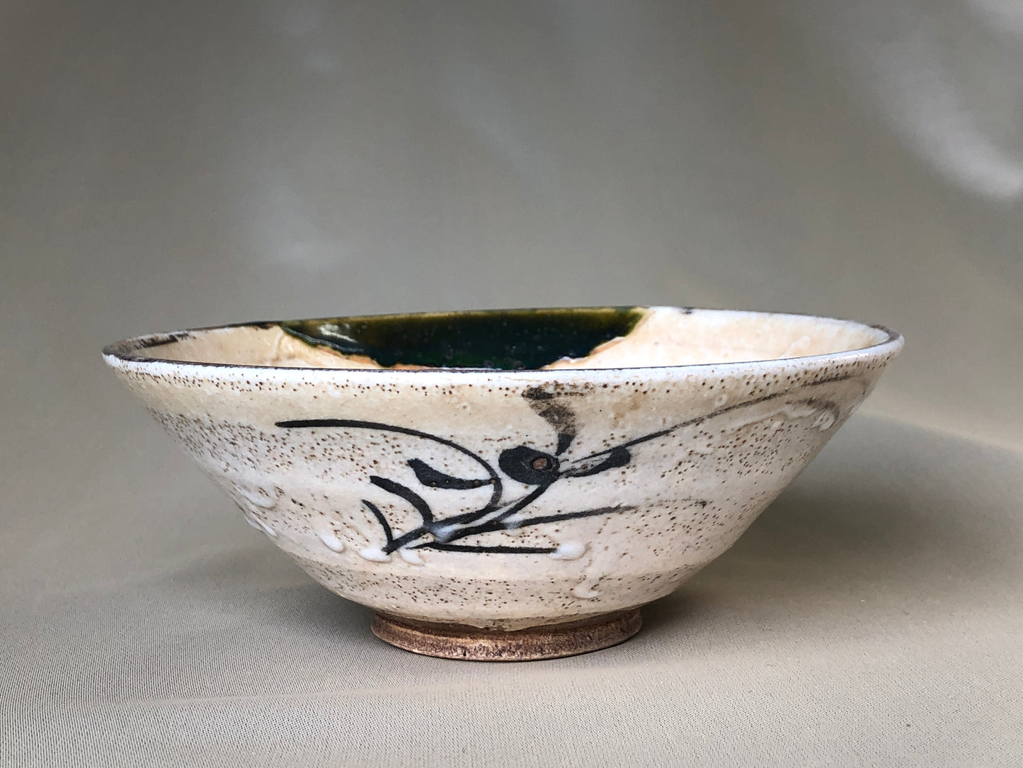 Y4180 CHAWAN Oribe-ware flat Japan antique tea ceremony pottery bowl vintage