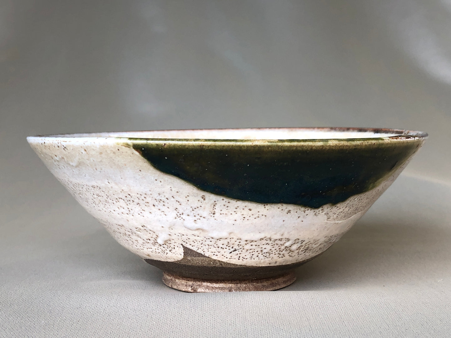 Y4180 CHAWAN Oribe-ware flat Japan antique tea ceremony pottery bowl vintage