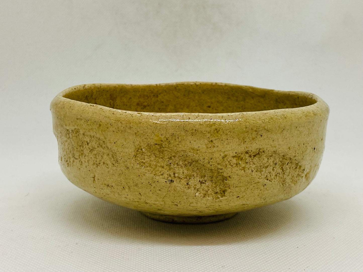 Y4575 CHAWAN Raku-ware white flat signed Japan antique tea ceremony pottery bowl