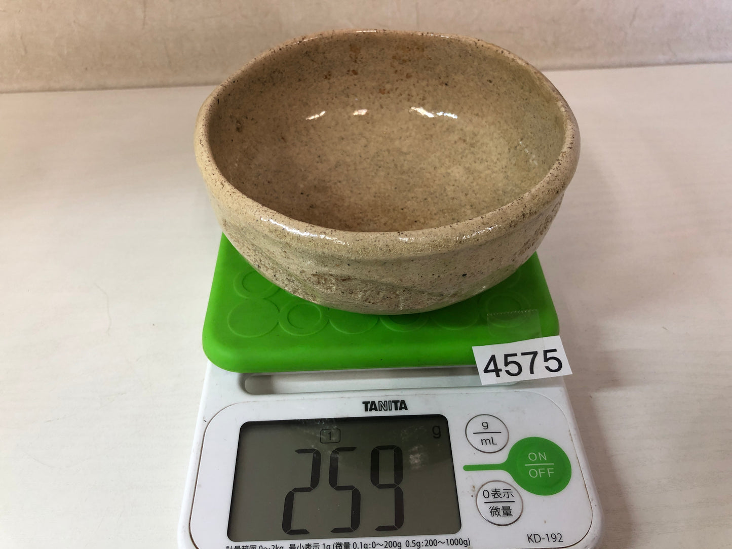 Y4575 CHAWAN Raku-ware white flat signed Japan antique tea ceremony pottery bowl