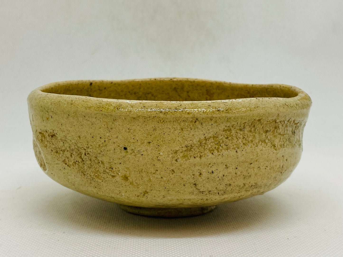 Y4575 CHAWAN Raku-ware white flat signed Japan antique tea ceremony pottery bowl