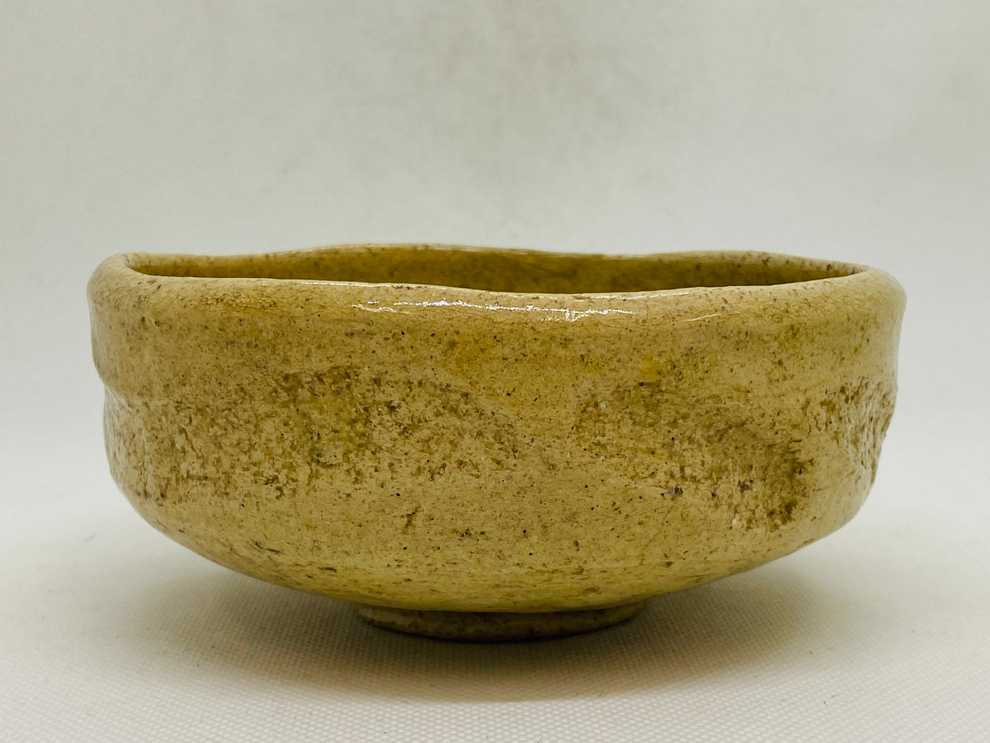 Y4575 CHAWAN Raku-ware white flat signed Japan antique tea ceremony pottery bowl