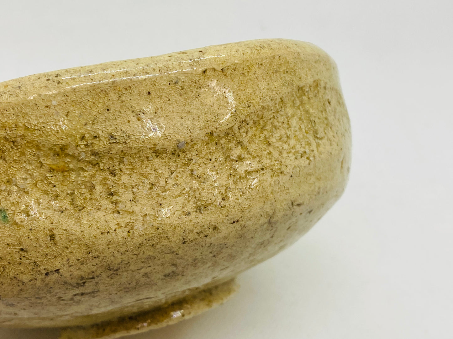 Y4575 CHAWAN Raku-ware white flat signed Japan antique tea ceremony pottery bowl