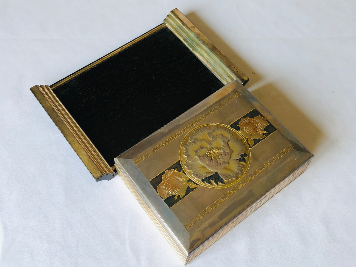 Y4810 BOX Silver Accessory case flower signed Japan antique vintage storage