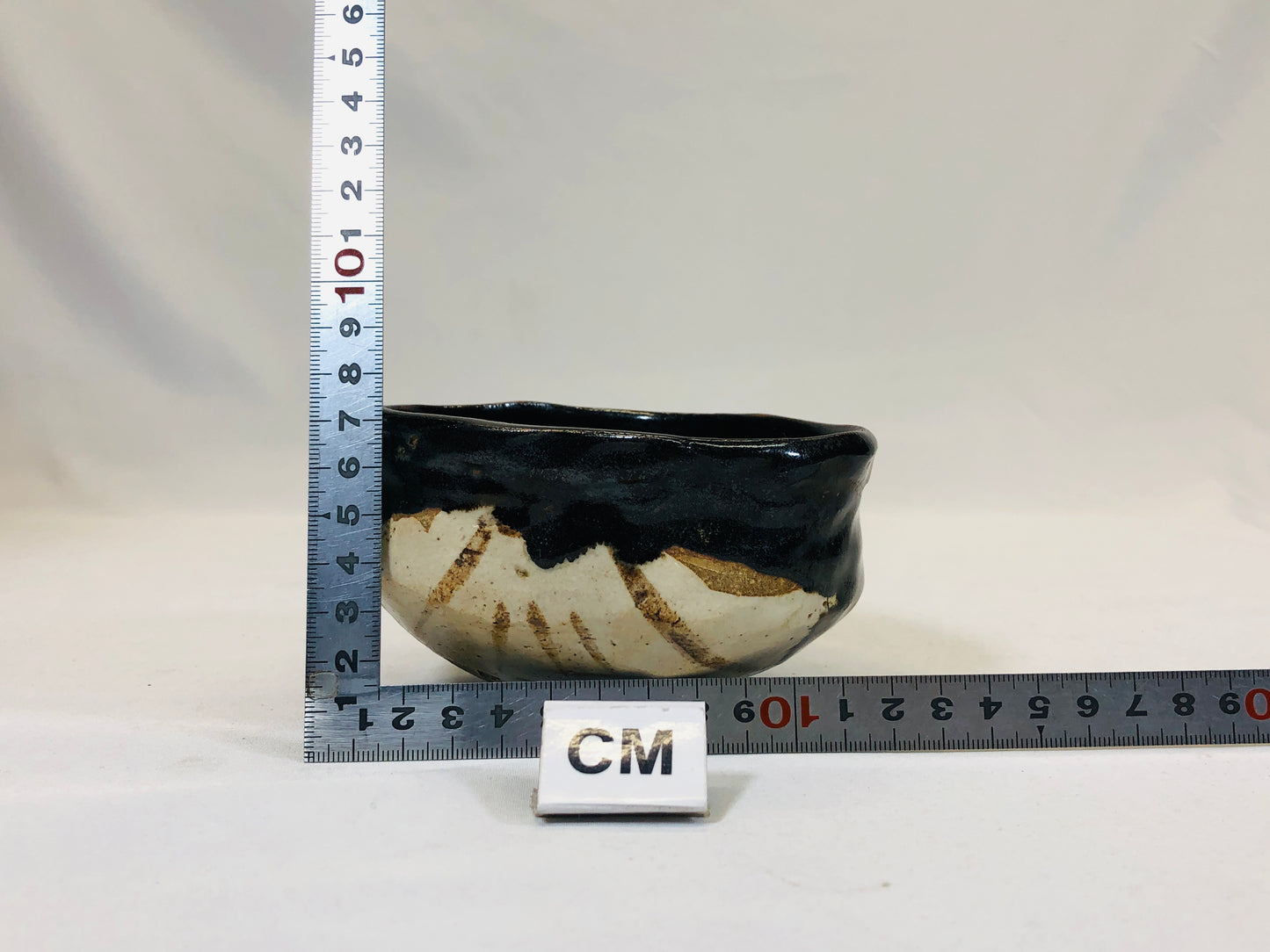 Y5218 CHAWAN Oribe-ware black signed Japan antique tea ceremony pottery bowl