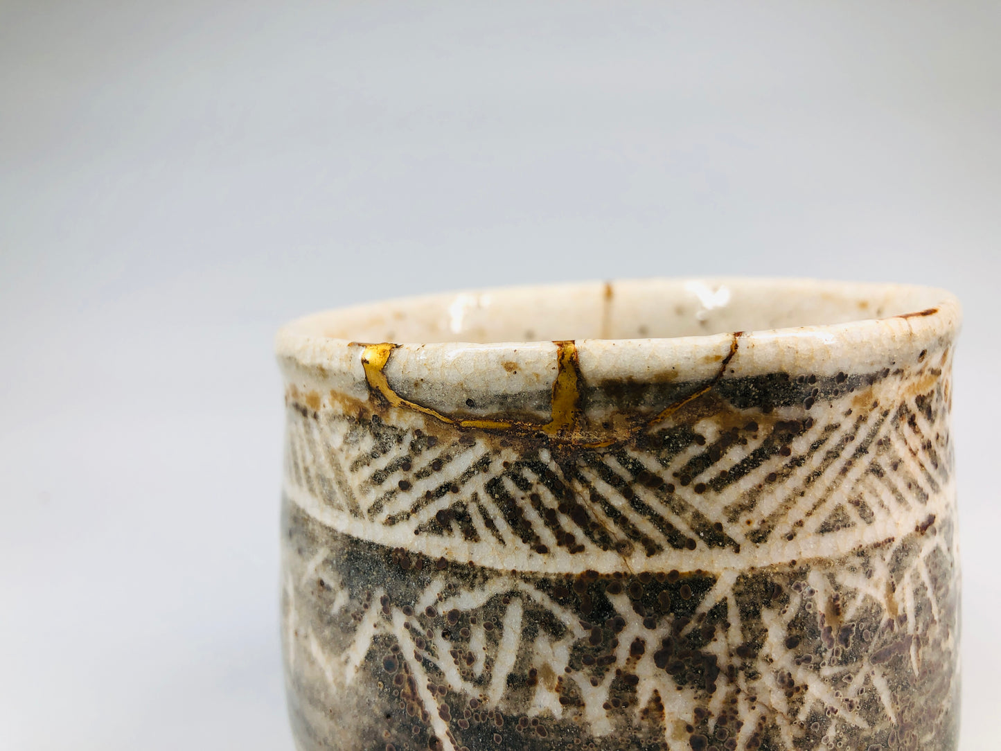 Y5245 CHAWAN Shino-ware kofuku kintsugi signed Japan antique tea ceremony bowl