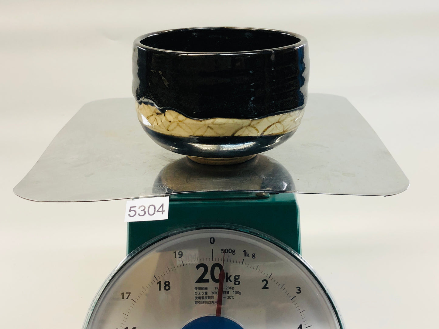 Y5304 CHAWAN Oribe-ware black signed Japan antique tea ceremony pottery bowl