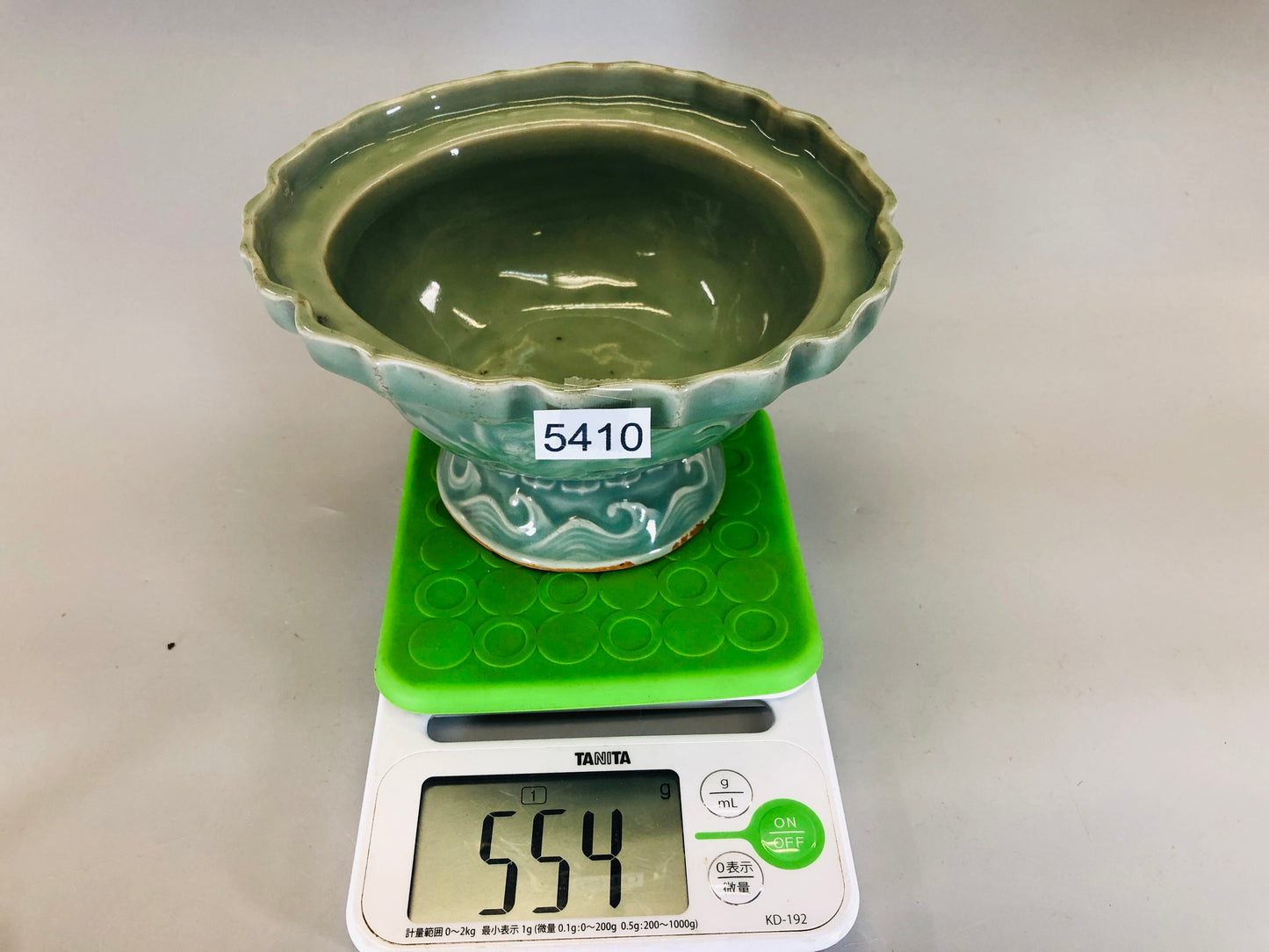 Y5410 CHAWAN Sanda celadon confectionery bowl qilin deformed Japan antique