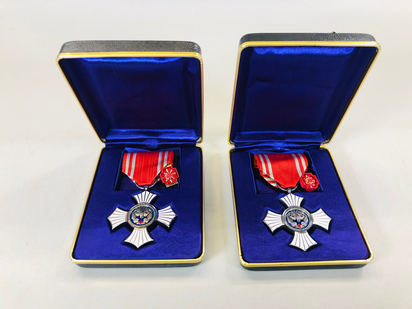 Y5554 KUNSHO Japanese Red Cross medals set of 2 Imperial Japan Army WW2 vintage
