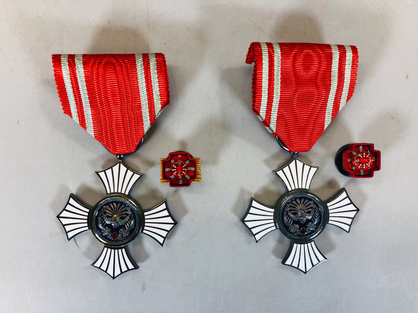 Y5554 KUNSHO Japanese Red Cross medals set of 2 Imperial Japan Army WW2 vintage