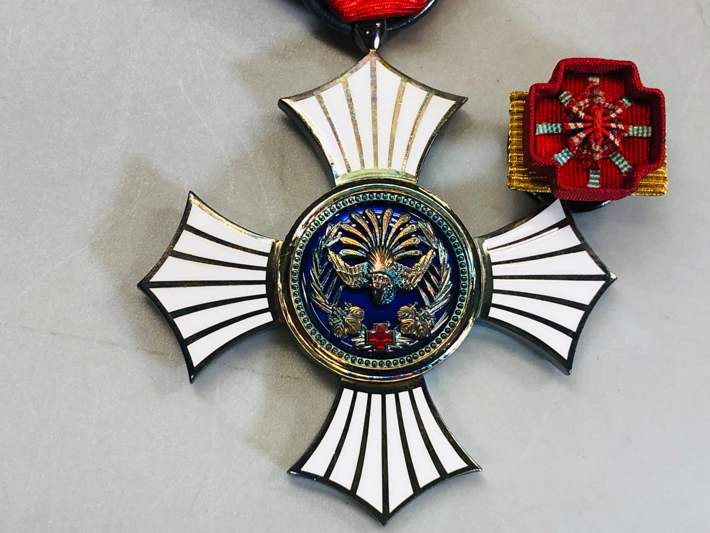 Y5554 KUNSHO Japanese Red Cross medals set of 2 Imperial Japan Army WW2 vintage