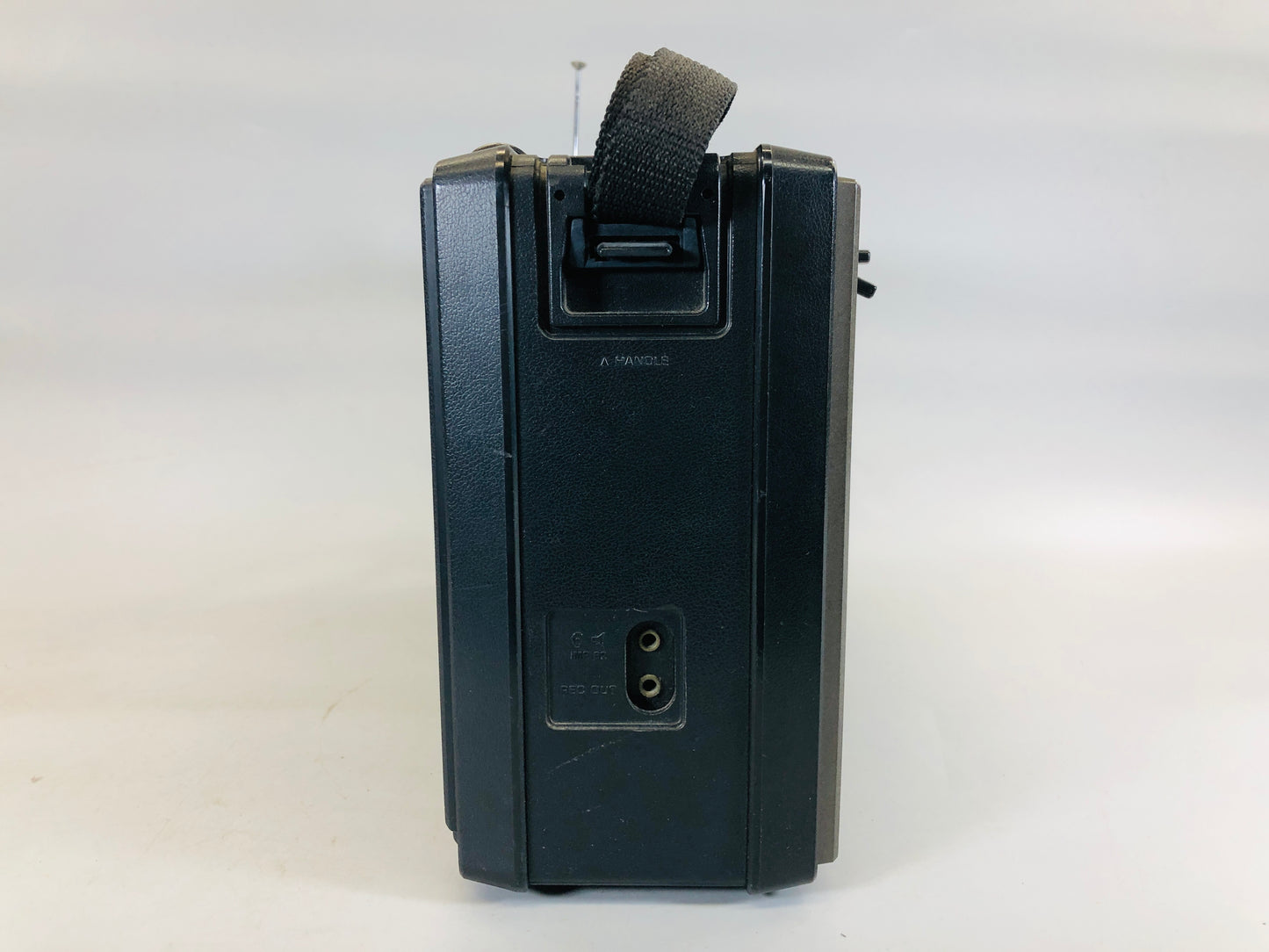 Y5625 RADIO National Cougar 2200 transistor portable Japanese antique vintage