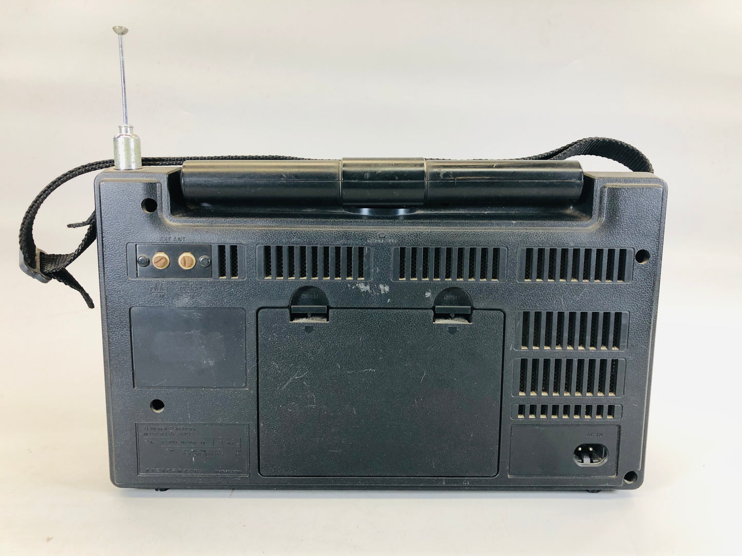 Y5625 RADIO National Cougar 2200 transistor portable Japanese antique vintage