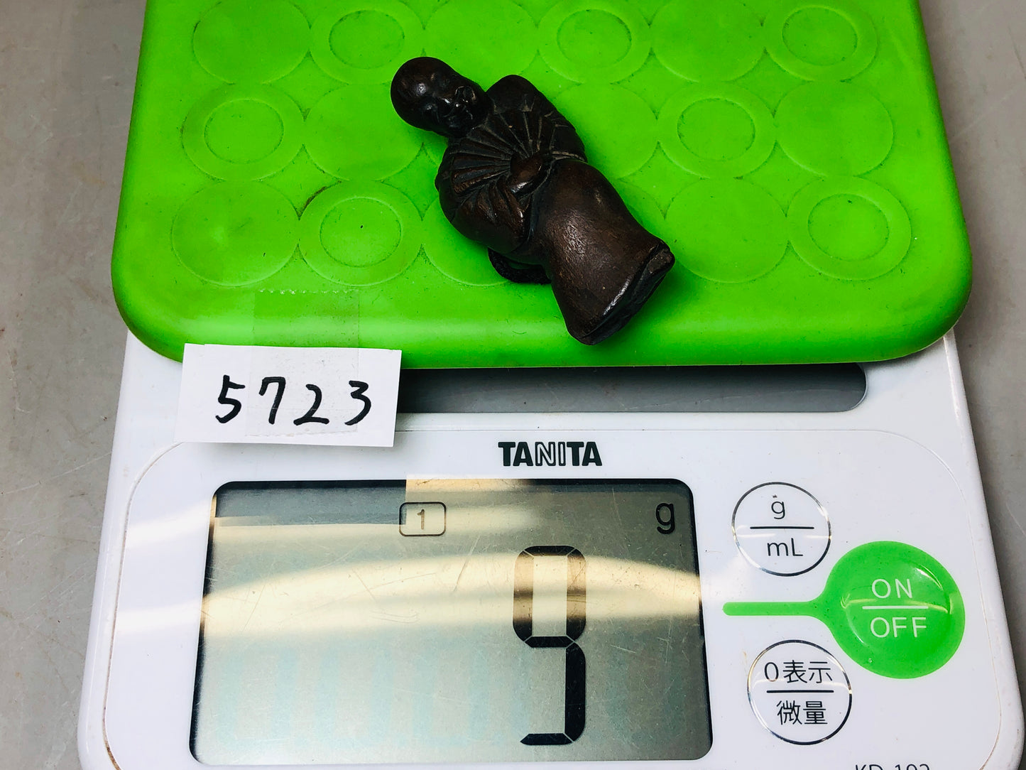 Y5723 NETSUKE wood carving Fukusuke Japan traditional antique kimono accessory