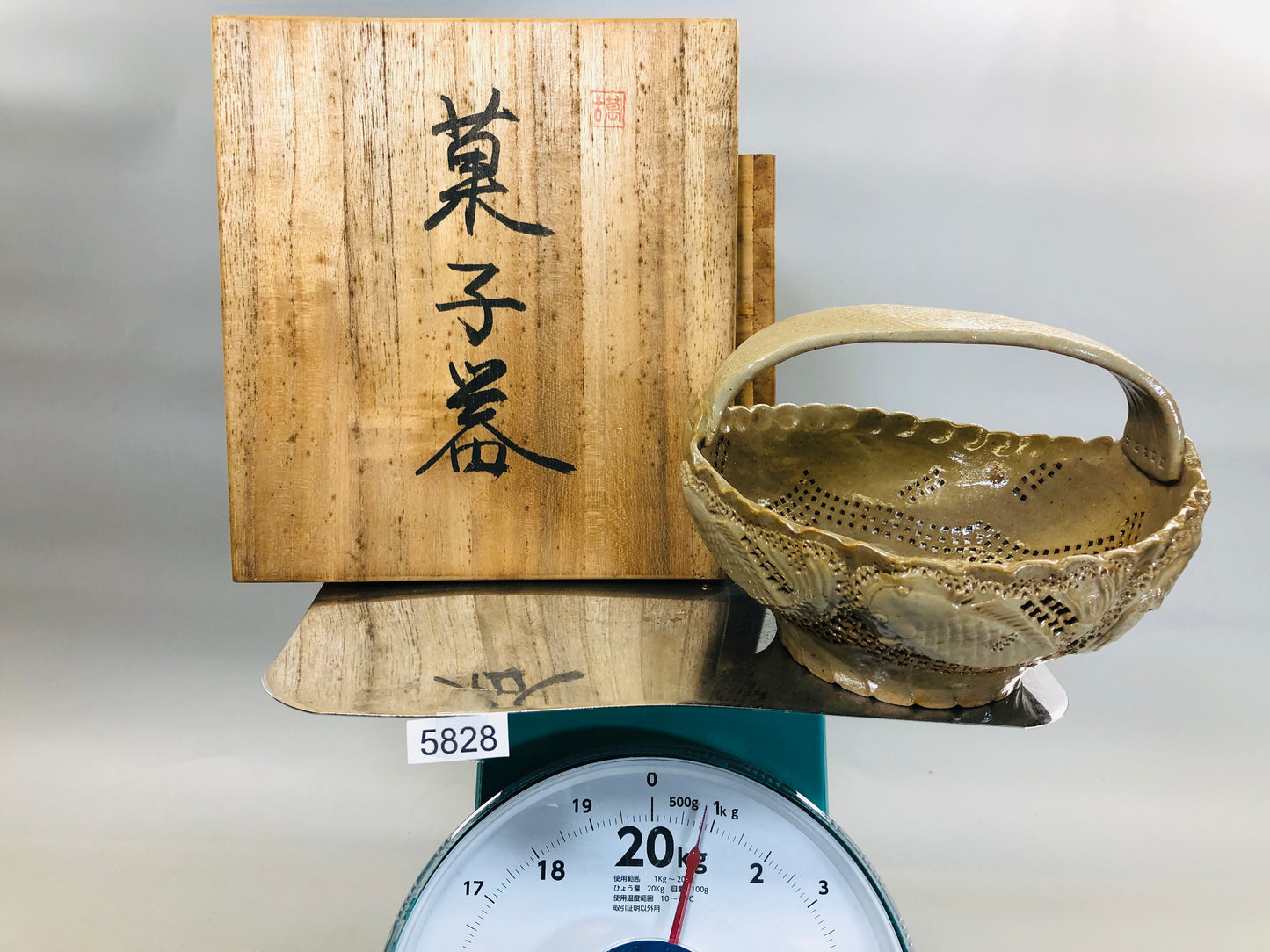 Y5828 CHAWAN Banko-ware openwork handle signed box Japan antique confectionery