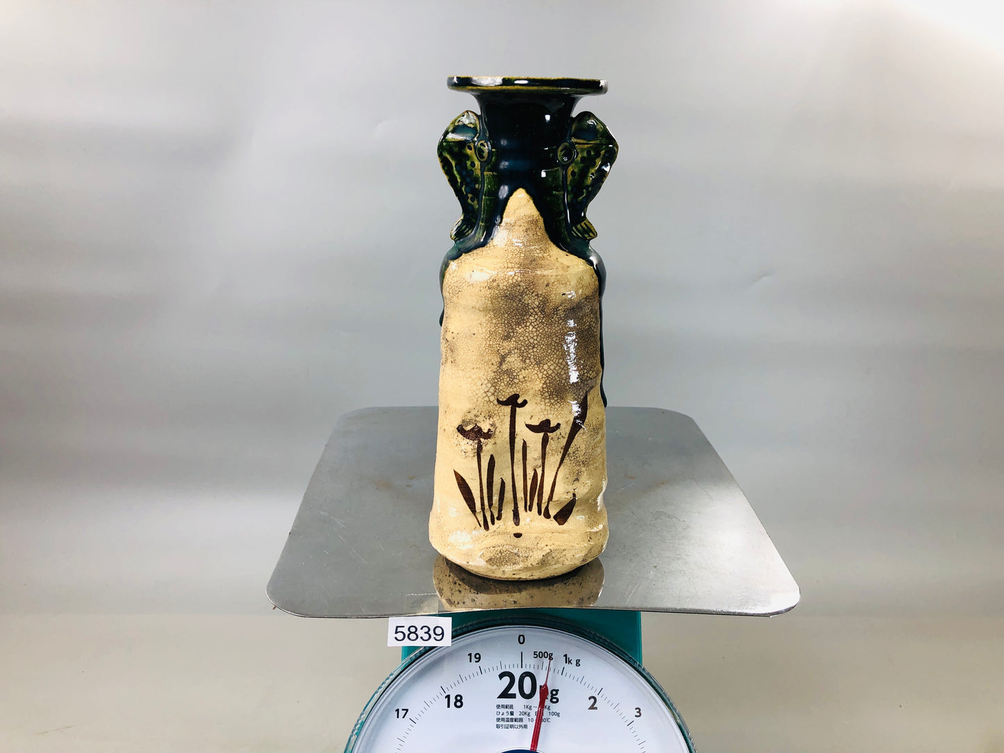 Y5839 FLOWER VASE Oribe-ware fish handle signed Japan ikebana antique interior